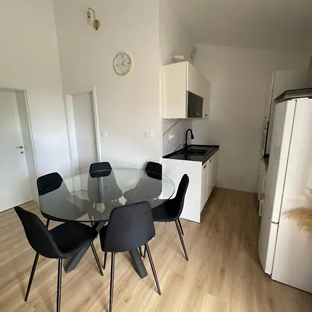 Apartment V *