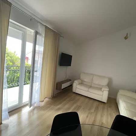 V Apartment *