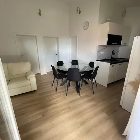 Apartment V *
