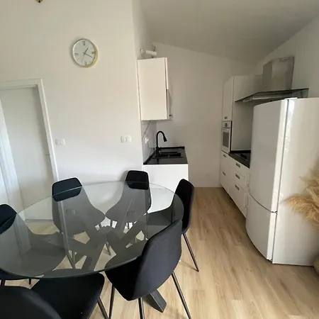 V Apartment *
